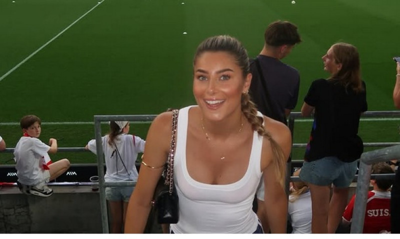 📸 Engeland geniet van model op voetbalnoppen