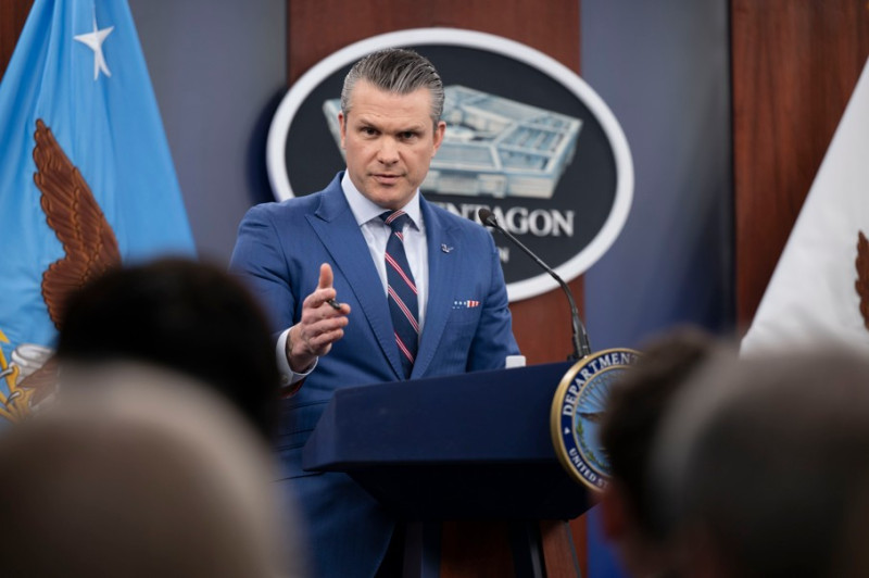 Pentagon bant persfotografen na “onflatterende” foto’s van minister van Defensie Pete Hegseth