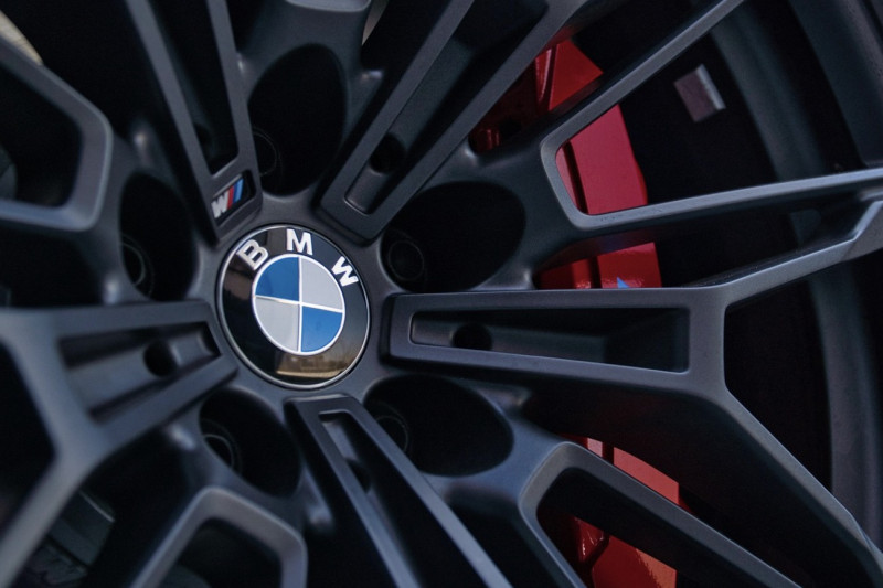 Werfkraan valt om in Brakel: BMW beschadigd, geen gewonden