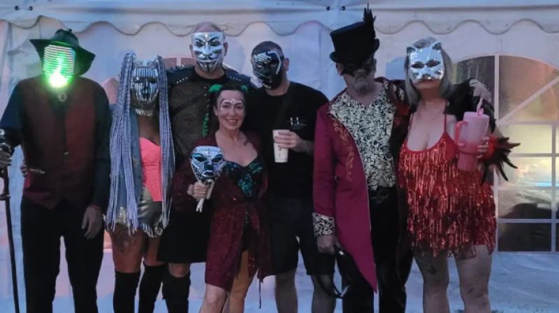🎥 Grootste swingersfeest van het VK pakt deze zomer uit met een opvallend souvenir
