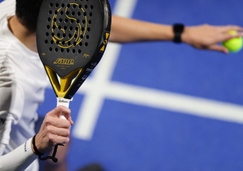 Padelclub Fit-Out organiseert neon toernooi voor goed doel