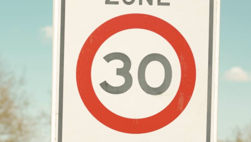 86 in een zone 30: Koksijdse vrouw krijgt boete en rijverbod na negeren verkeerscursus