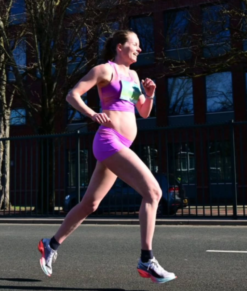 📸 Onwaarschijnlijk: Nederlandse marathonkampioene is de snelste op de 5 km terwijl ze 25 weken zwanger is