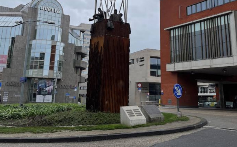 Fietser valt over omhoog gekomen betonplaat: zestiger afgevoerd naar ziekenhuis