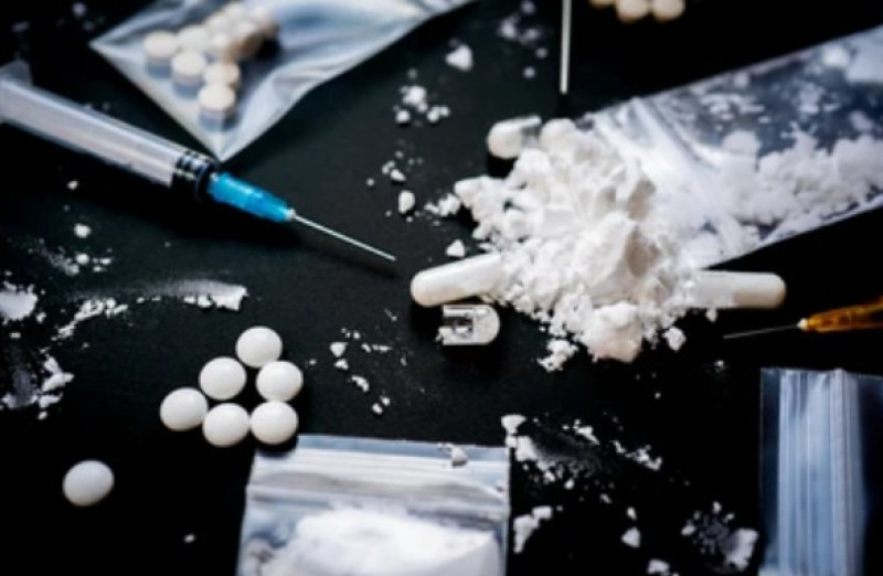 Vrouwelijke drugsdealer gevolgd van Borgerhout tot Waasmunster: cocaïne, amfetamines en 705 euro in beslag genomen