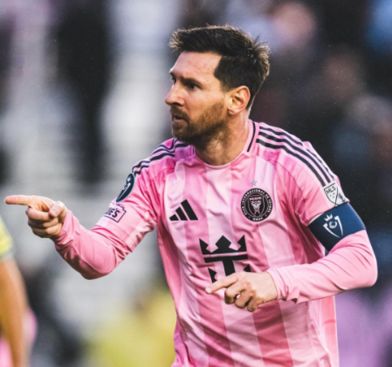 🎥 Lionel Messi zit Cristiano Ronaldo op de hielen: wie haalt als eerste de kaap van 1000 doelpunten?