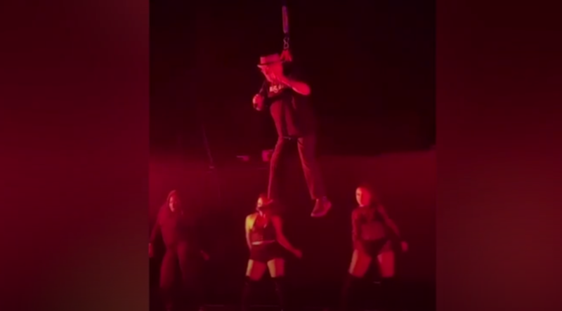 🎥 Rapper van in de zeventig doet letterlijk een mic drop en verliest het bewustzijn