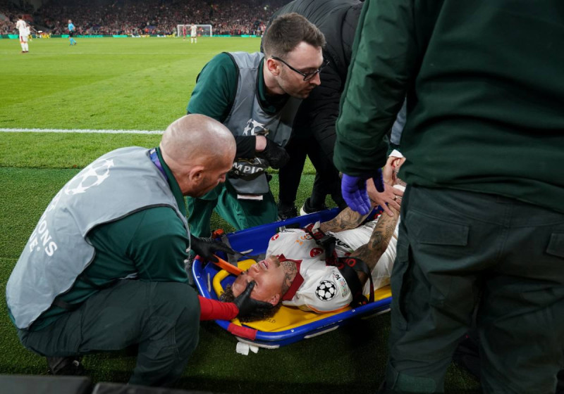 🎥 Horror op Anfield: duim van Noa Lang zwaar verminkt na harde klap tegen boarding
