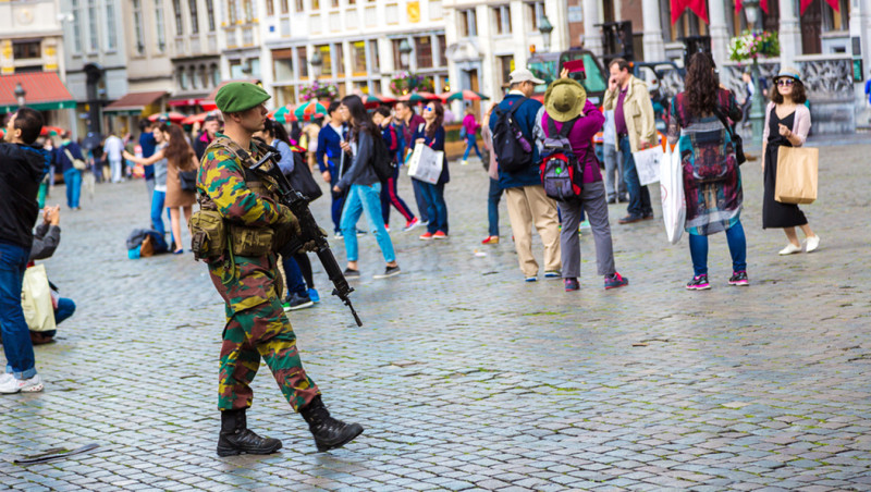 Militairen op straat: veiligheidsmaatregel of politiek signaal?