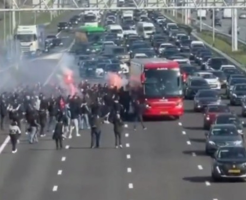🎥 Ajax-supporters wandelen op de snelweg met Bengaals vuurwerk op de spelersbus af