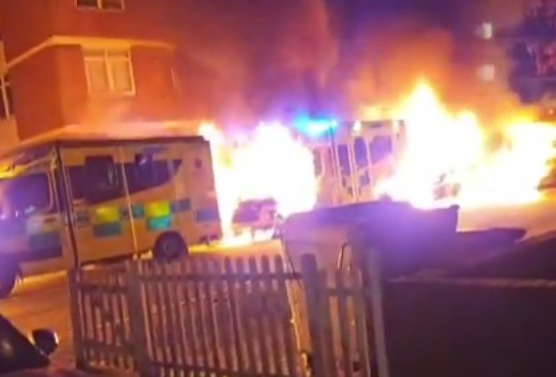 🎥 Vuurzee toont in brand gestoken Joodse ambulances in Londen: “Antisemitische haatmisdaad”