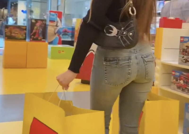 🎥 Wiens heerlijke derrière paradeert hier door Wijnegem Shopping Center?