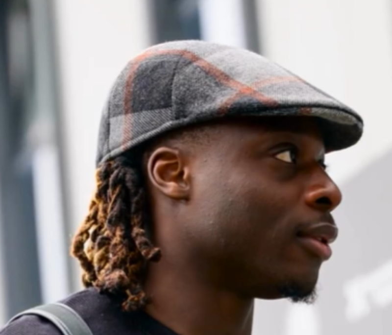 📸 Deze opvallende look van Jérémy Doku ontgaat ook ploeggenoot bij Manchester City niet