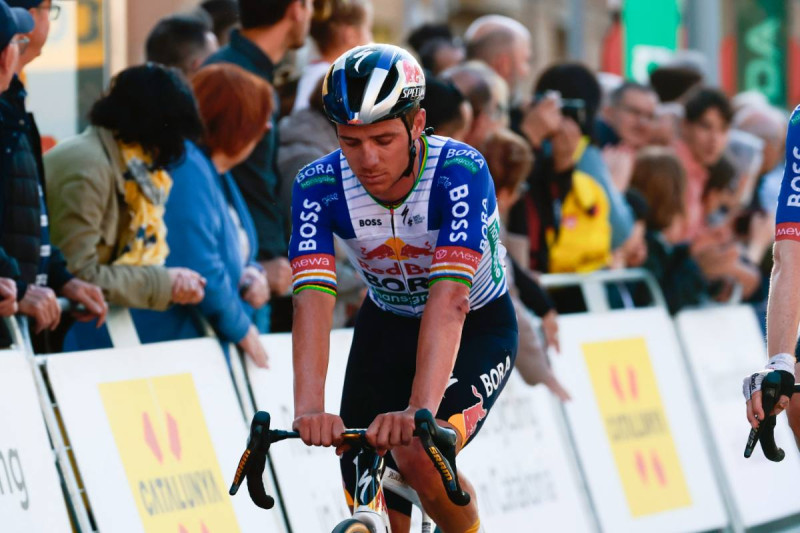 🎥 Keiharde val voor Remco Evenepoel in Catalonië, Jonas Vingegaard krijgt er meteen van langs
