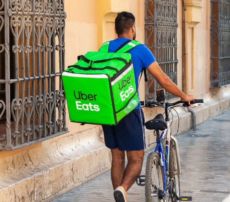 Zijn Uber Eats-koeriers werknemers of zelfstandigen? Brusselse rechtbank zal het uitwijzen