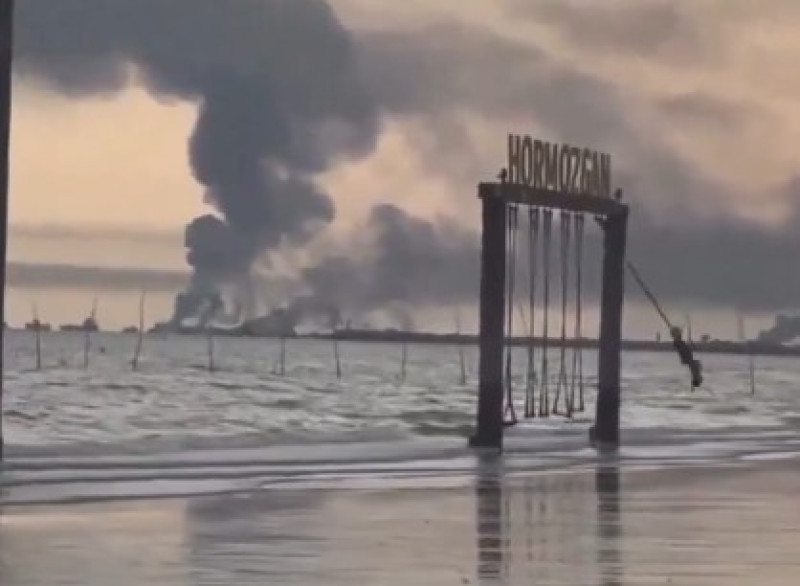 🎥 Hartverscheurende video toont gruwelijke realiteit van oorlog: Iraans meisje schommelt op strand vlak voor zwarte rookpluim