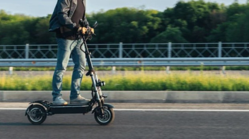 Minister van Mobiliteit Jean-Luc Crucke wil helmplicht en plant strengere regels voor elektrische steps en fietsen
