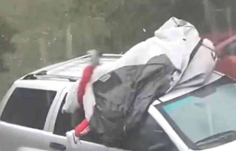 🎥 Man gaat viraal nadat hij auto beschermt tegen hagel door erop te gaan liggen