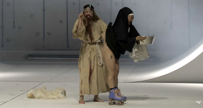 🎥 Opera met naakte nonnen jaagt Bisschop Bonny in de gordijnen