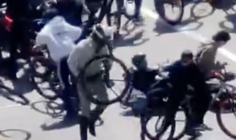 🎥 Fietsrebellen willen brug kapen maar politie is ze te slim af
