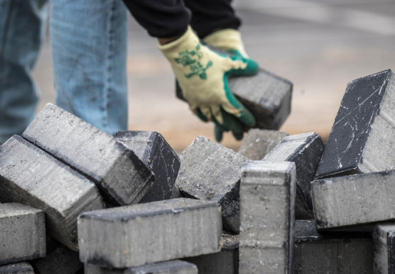 Wat is hier aan de hand? Roze betonblokken zorgen voor ophef in Gent
