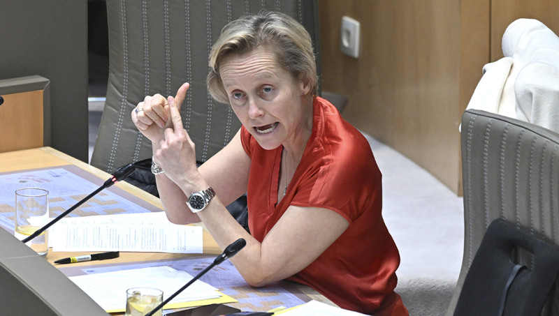De Ridder is doof voor protest en bezwaren: De Lijn wordt hervormd, de burger mag toekijken