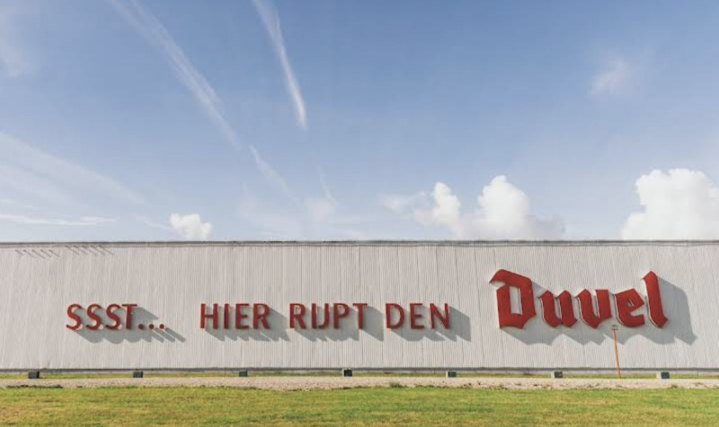 Motorrijder en auto botsen aan het kruispunt van Duvel in Willebroek