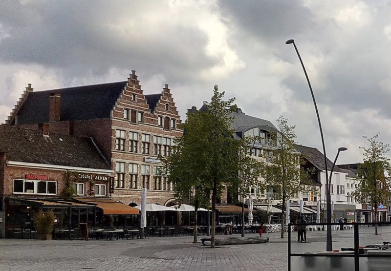 De gele letters zijn terug: Geel siert zijn Markt opnieuw op