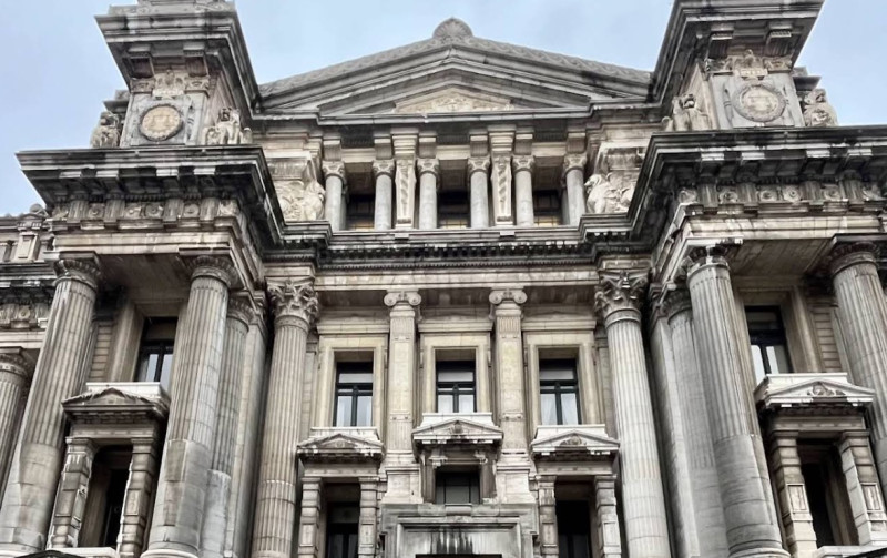 Palace of Justice: klein theater, grote kolos