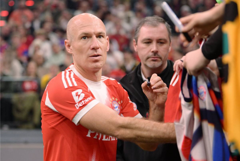 📸 Arjen Robben gaat helemaal door het lint tijdens jeugdwedstrijd, ook Nederlandse presentator mag het ondervinden