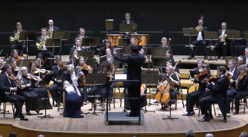 🎥  Enthousiaste dirigent mept viool uit handen van soliste