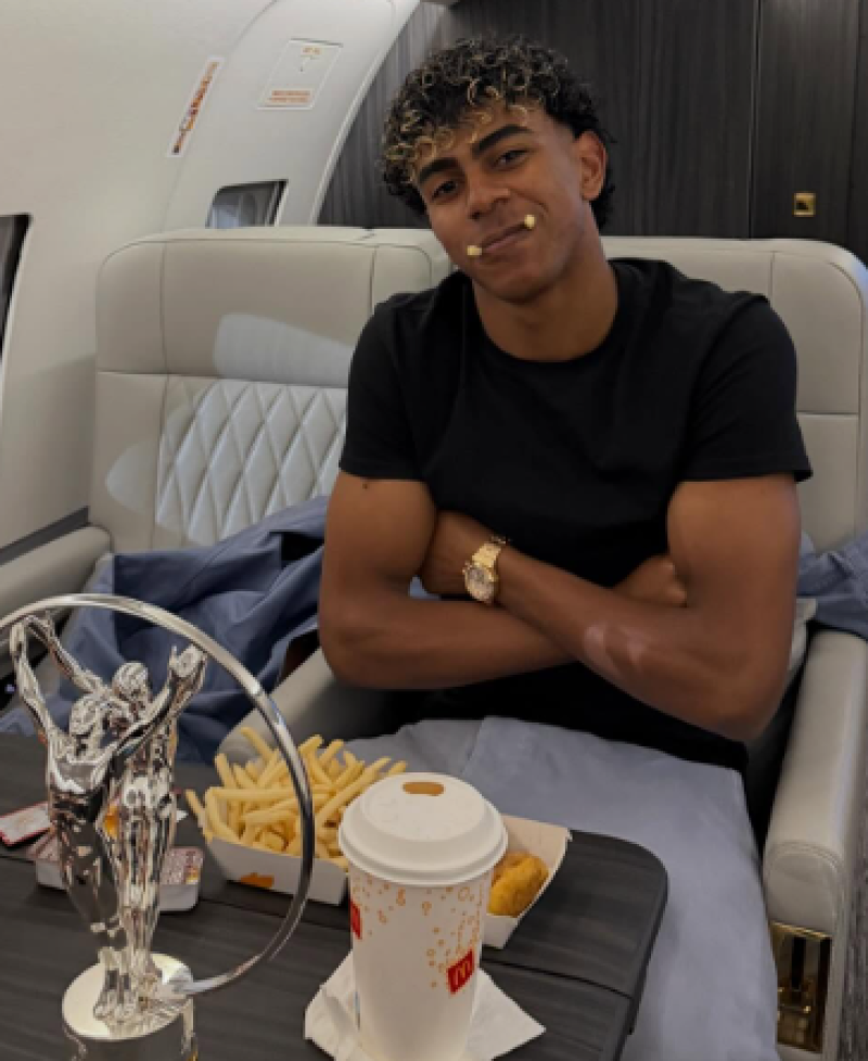 📸 Lamine Yamal sleept award binnen en viert dat in stijl (of toch niet?)