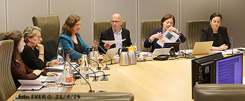 Assistentiewoningen -GAW- en Woonzorgcentra -WZC-, onderwerp van klachten bij de minister en de Vlaamse Ombudsdienst, besproken in de Commissie Welzijn van 21 april 2026