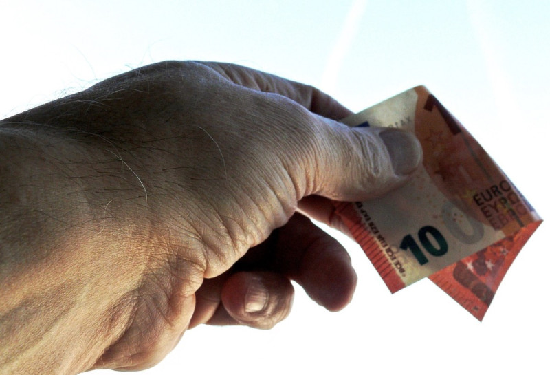 Cash is terug van nooit weggeweest: regering dwingt banken om opnieuw geldautomaten te zetten