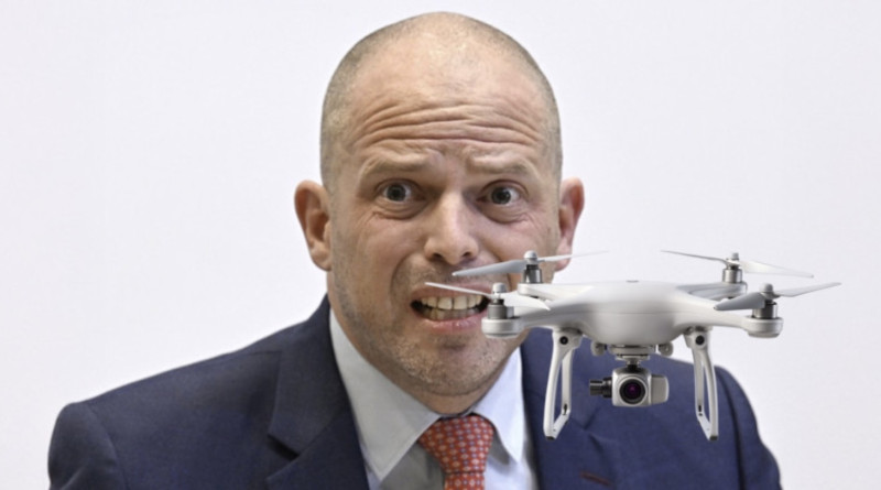 Theo Francken weert zich als duivel in wijwatervat: “Er wàs een drone!”