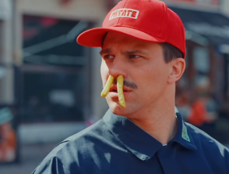 🎥 Average Rob zet de Belgische frietcultuur op zijn kop: "Fuck wafels"