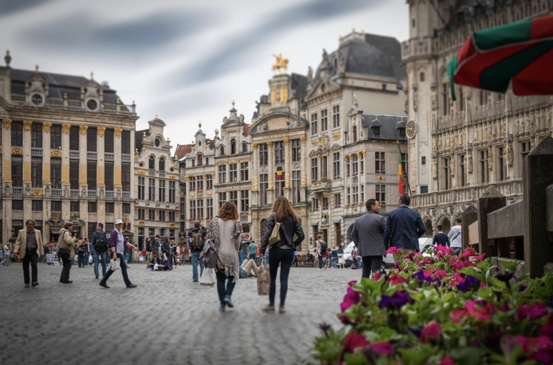 Brussel investeert 57,8 miljoen in stationsrenovaties, politiebonden betogen tegen pensioenplan