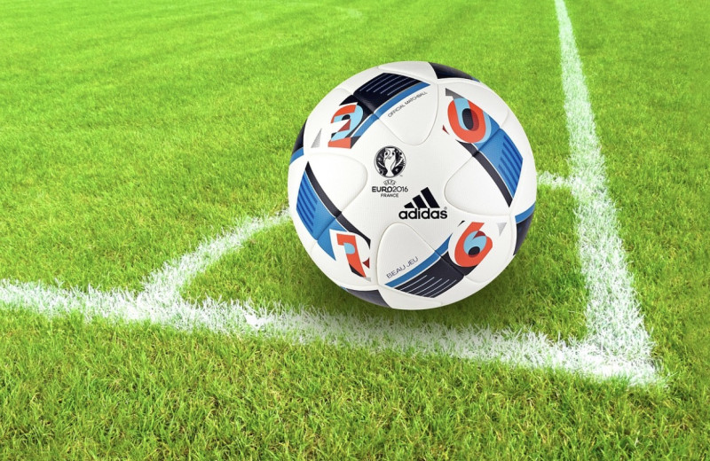 Vier tweelingzussen in één voetbalteam in Grasheide: "Verwarring bij trainers én tegenstander"
