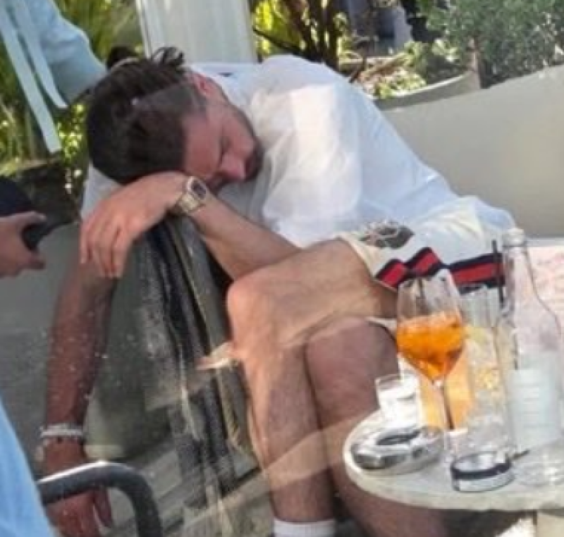📸 Engelse profvoetballer maakt reputatie van feestbeest waar en gaat knock-out in rooftopbar