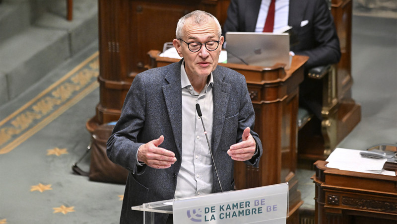 Vandenbroucke zet aanval in op “onzichtbare vermogens”: sociale voordelen straks niet meer voor wie te rijk is