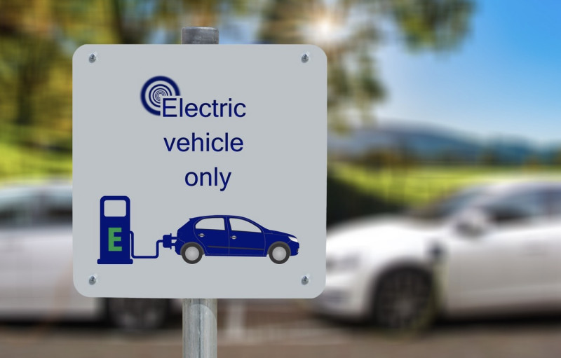 Elektrisch rijden: minder vervuiling, minder inkomsten, en dus meer boetes?