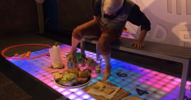 🎥 Wereldrecordhouder toont hoe hij de snelste sandwich ooit met zijn voeten maakt