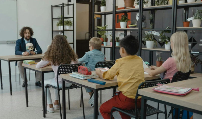 Vlaams Mensenrechteninstituut: school houdt rekening met religieuze feestdagen bij plannen van activiteiten