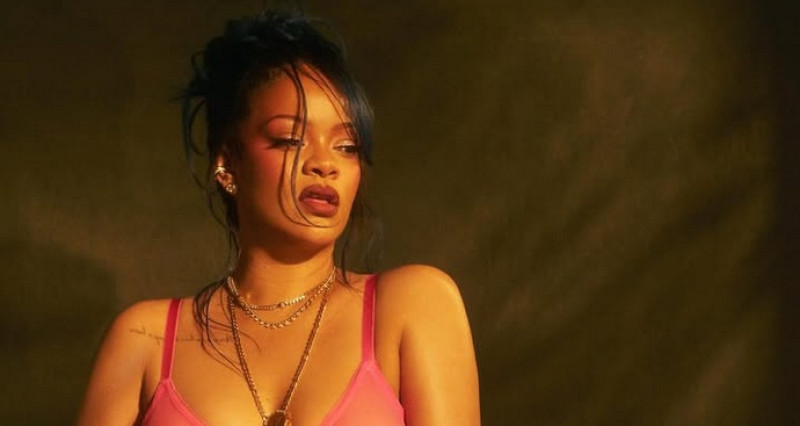 🎥 Rihanna, wat doe je daar plots met je hand?