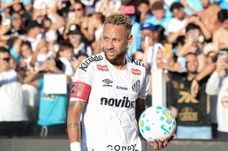 Neymar slaat door op training en deelt klap uit aan 18-jarige ploeggenoot