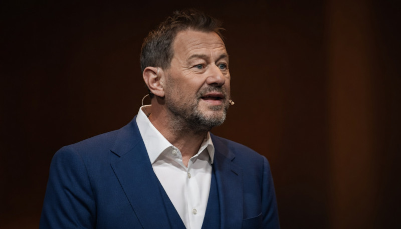 🎥 Bart De Pauw lacht met zijn eigen proces: comeback mét knipoog naar het verleden