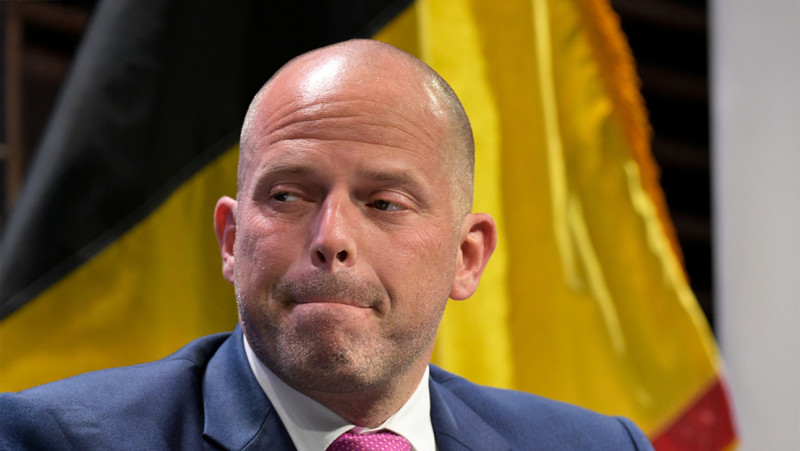 “Crisistijd” geeft leger vrij spel op straat: wie niet meewerkt, riskeert cel en dikke boetes