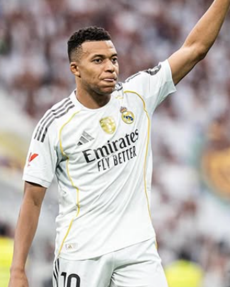 🎥 Mbappé onder vuur in Madrid: vakantie met wereldberoemde actrice vlak voor clash met Barça zorgt voor ophef