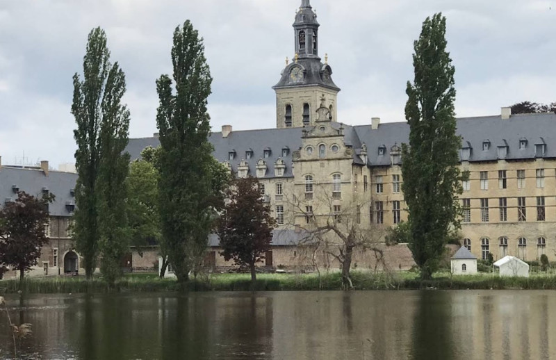 Eeuwenoude glasramen in de Abdij van Park straelen opnieuw: restauratie van vier ramen geslaagd