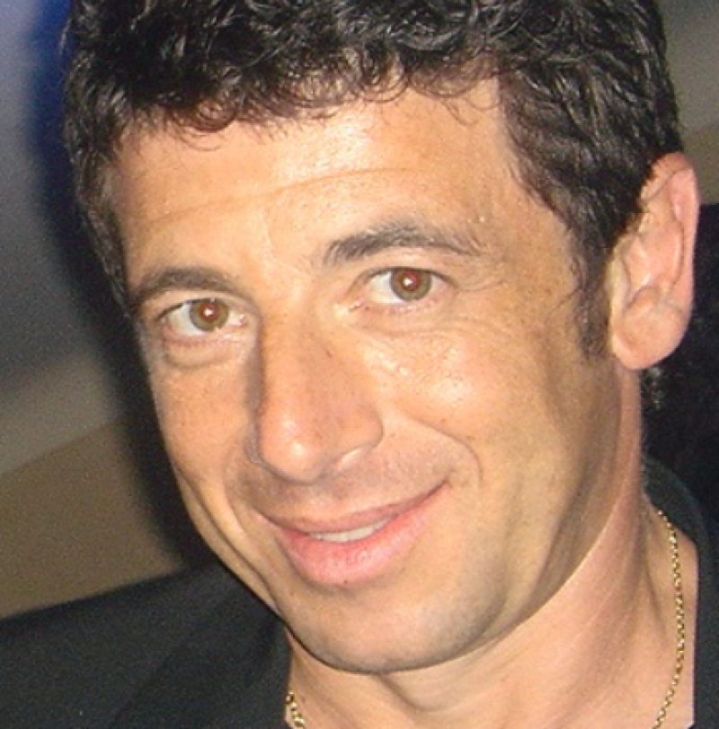 Nieuwe aanklachten tegen Patrick Bruel: vijftien vrouwen beschuldigen Franse zanger, ook verkrachting met chemicaliën